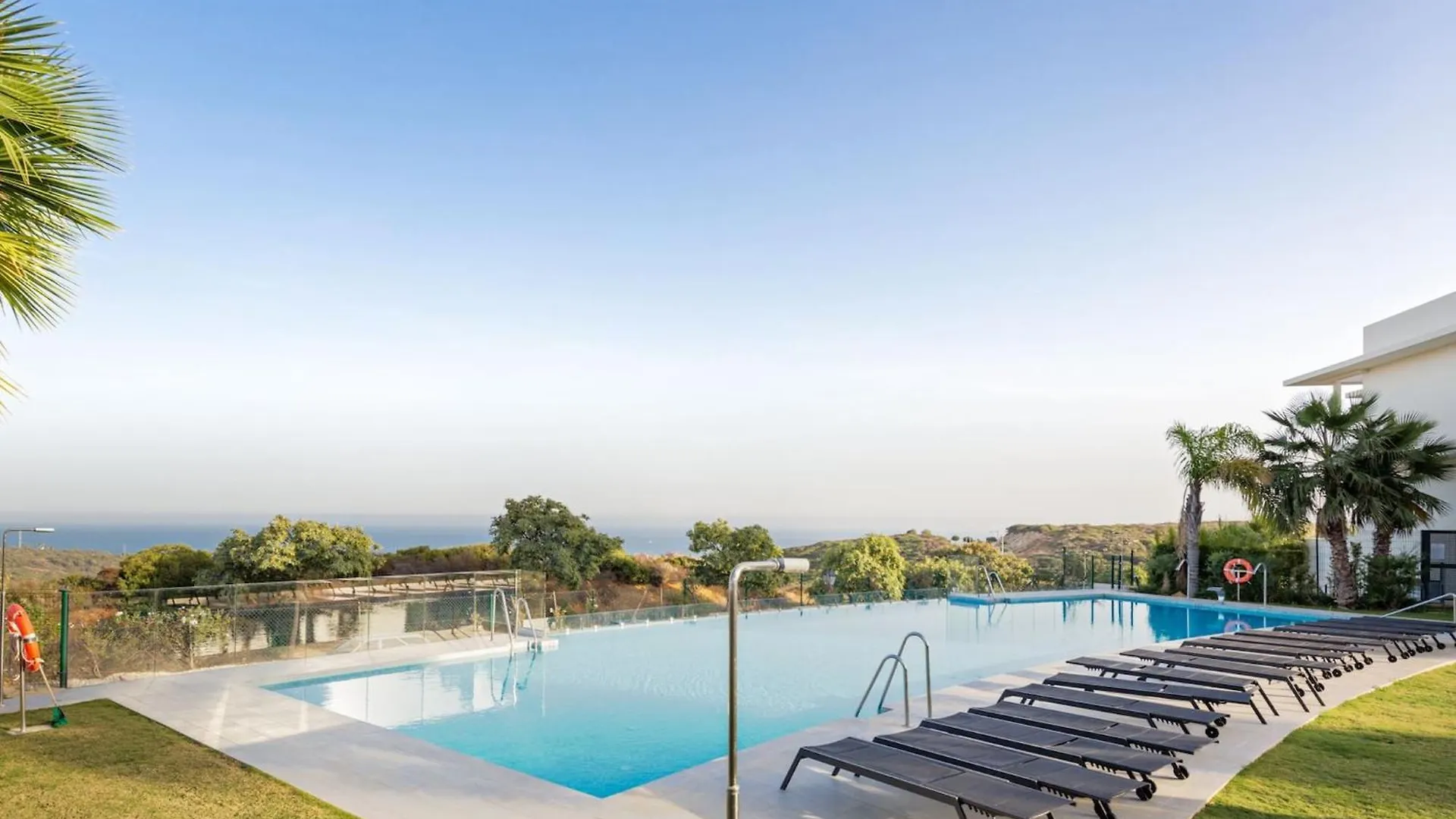 Modern 2 Bed Ground Floor Apartment Finca Cortesin location